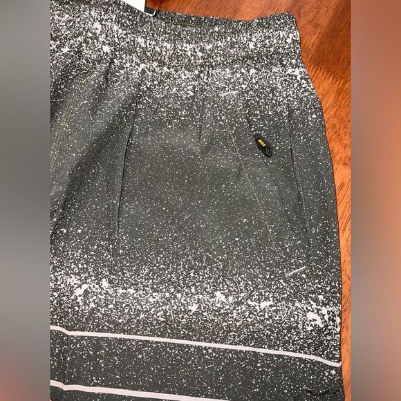 Men’s Black White Paint Splatter Stripe Running Shorts 5” Gym Training M NWT - Picture 9 of 12